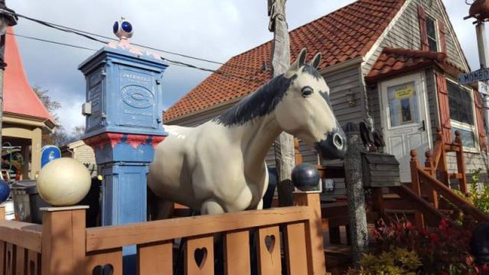 This Man’s House Is Full Of Many Crazy Things (16 pics)