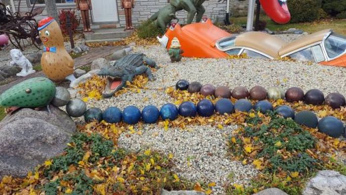 This Man’s House Is Full Of Many Crazy Things (16 pics)