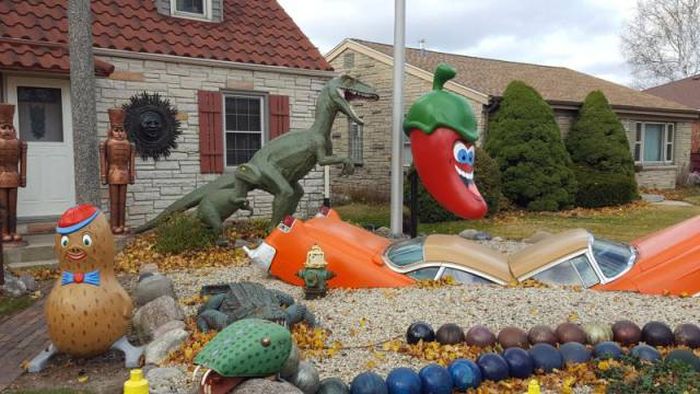 This Man’s House Is Full Of Many Crazy Things (16 pics)