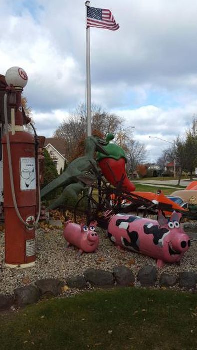 This Man’s House Is Full Of Many Crazy Things (16 pics)