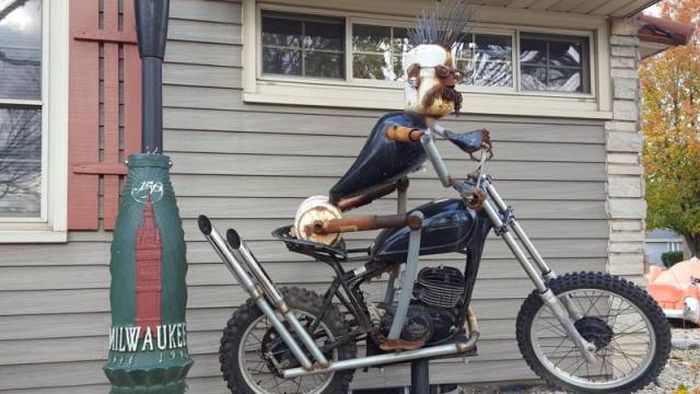 This Man’s House Is Full Of Many Crazy Things (16 pics)