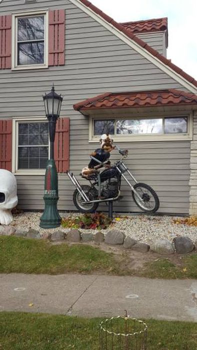 This Man’s House Is Full Of Many Crazy Things (16 pics)