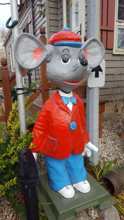 This Man’s House Is Full Of Many Crazy Things (16 pics)