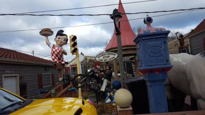 This Man’s House Is Full Of Many Crazy Things (16 pics)