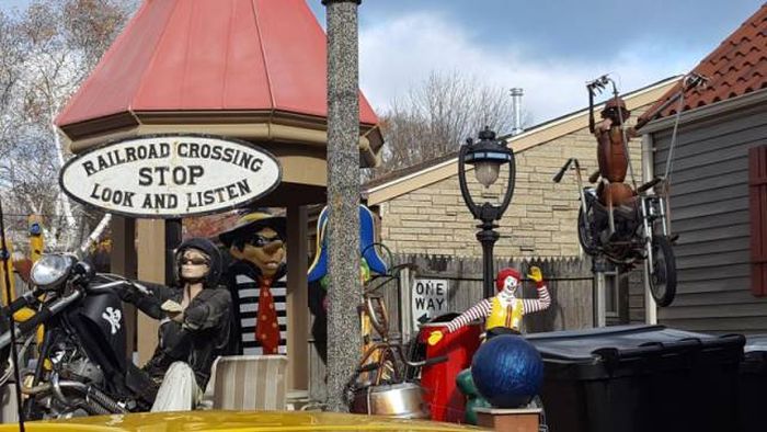 This Man’s House Is Full Of Many Crazy Things (16 pics)