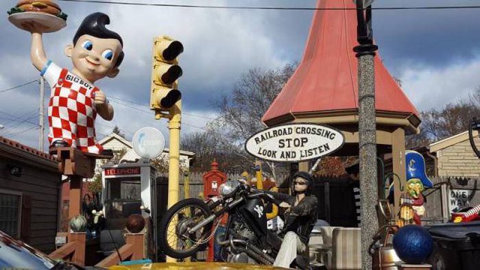 This Man’s House Is Full Of Many Crazy Things (16 pics)
