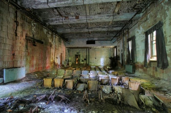 Gloomy Abandoned Hospital Provides A Perfect Backdrop For Nightmares (16 pics)