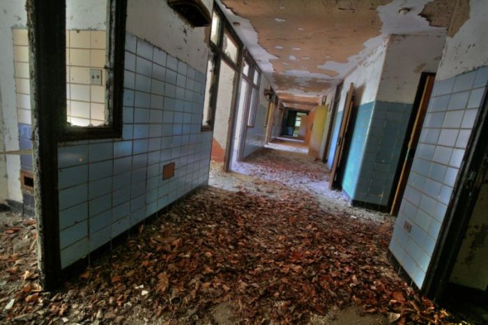 Gloomy Abandoned Hospital Provides A Perfect Backdrop For Nightmares (16 pics)