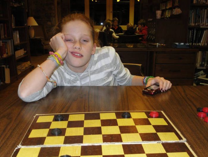 Guy Documents His Cousin's Defeat In Their Thanksgiving Checkers Challenge (8 pics)