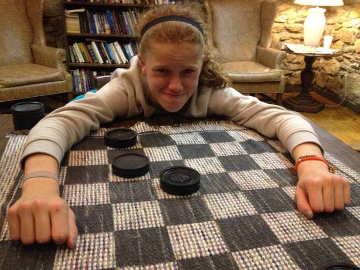 Guy Documents His Cousin's Defeat In Their Thanksgiving Checkers Challenge (8 pics)