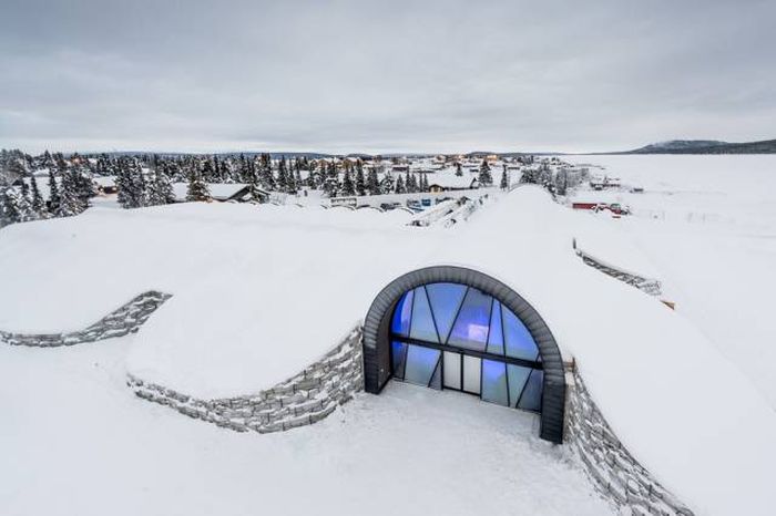 This Ice Hotel Doesn’t Melt In The Summer (13 pics)
