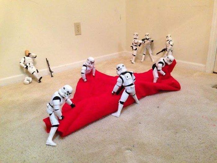 Stormtroopers Set Up The Tree For Christmas (10 pics)
