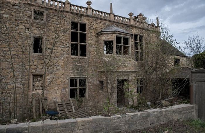 Abandoned House Feels Like It's From A Different World (20 pics)