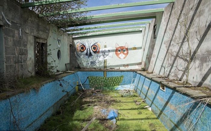 Abandoned House Feels Like It's From A Different World (20 pics)