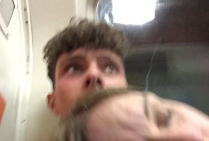 Man Takes Selfies With Stranger Who Passed Out On His Shoulder (2 pics)