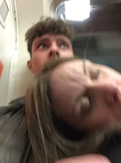 Man Takes Selfies With Stranger Who Passed Out On His Shoulder (2 pics)