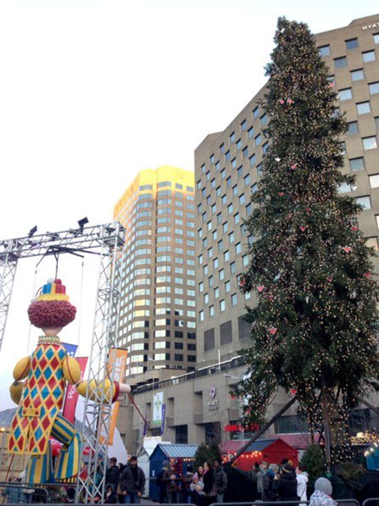 Montreal Lights Up An Ugly Christmas Tree For The Holidays (5 pics)