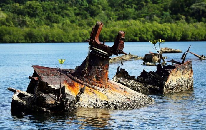 Traces of World War II Scattered Throughout The Pacific Islands (34 pics)