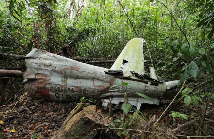 Traces of World War II Scattered Throughout The Pacific Islands (34 pics)