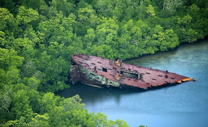 Traces of World War II Scattered Throughout The Pacific Islands (34 pics)