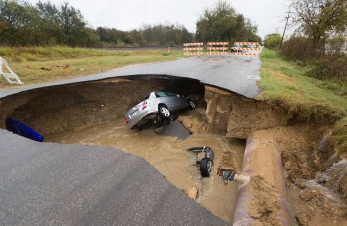 Massive Sinkhole Swallows Two Cars In Texas (13 pics)