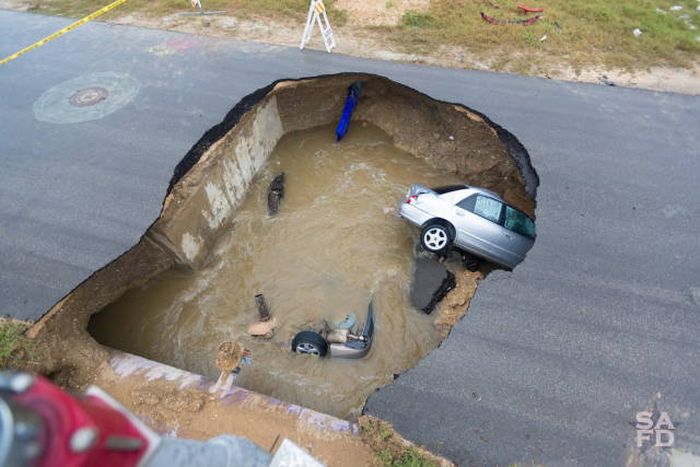 Massive Sinkhole Swallows Two Cars In Texas (13 Pics)