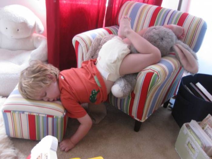 Kids Will Sleep Just About Anywhere When They're Ready To Nap (20 pics)