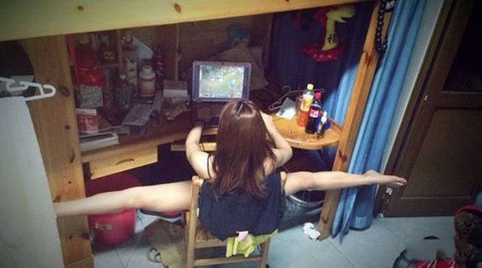 Girls And Gadgets Go Hand In Hand Sometimes (34 pics)