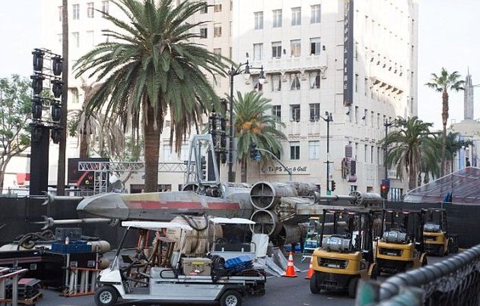 Full Sized Star Wars X-Wing Fighter Hits The Streets Of Los Angeles (8 pics)
