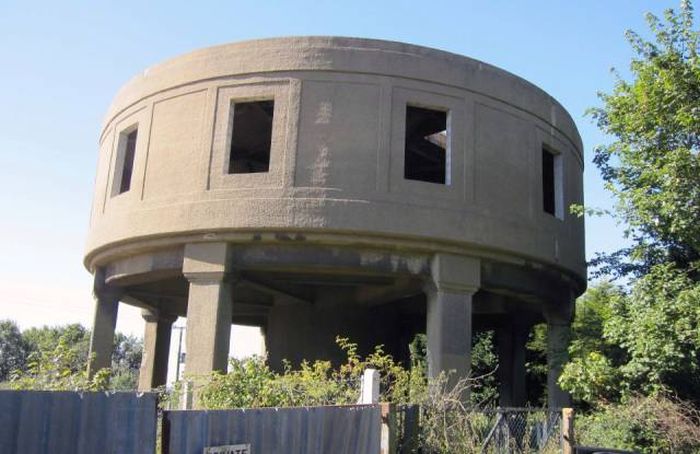 Water Tower Gets Turned Into A Luxurious Family Home (16 pics)
