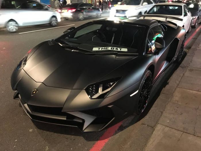 Lamborghini Gets Abandoned On The Streets Of London After An Accident (14 pics)
