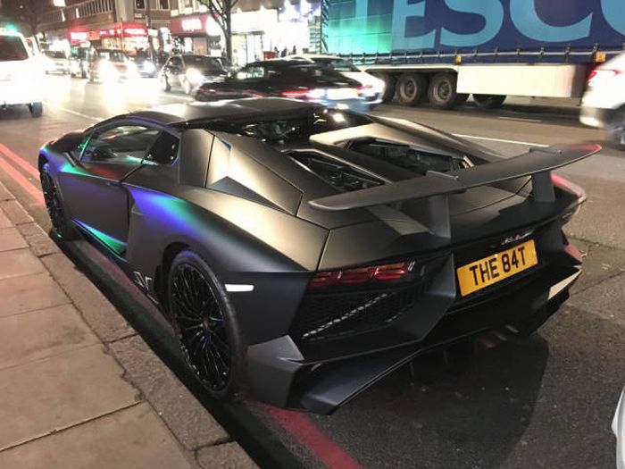 Lamborghini Gets Abandoned On The Streets Of London After An Accident (14 pics)