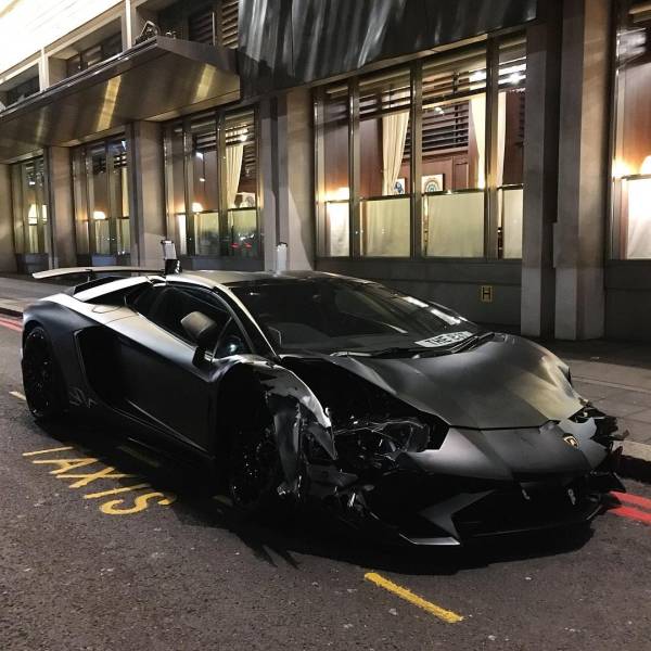 Lamborghini Gets Abandoned On The Streets Of London After An Accident (14 pics)