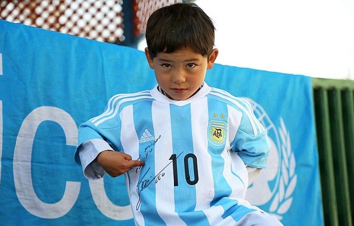 Young Afghan Boy Finally Gets To Meet His Hero Lionel Messi (3 pics)