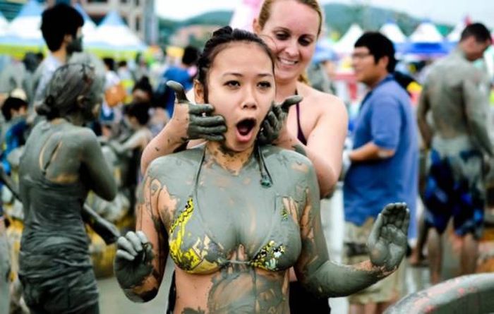 Gorgeous Girls Get Down And Dirty At The Korean Mud Festival (29 pics)