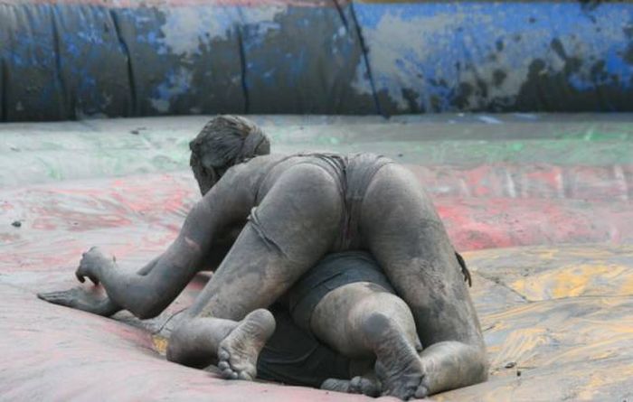 Gorgeous Girls Get Down And Dirty At The Korean Mud Festival (29 pics)