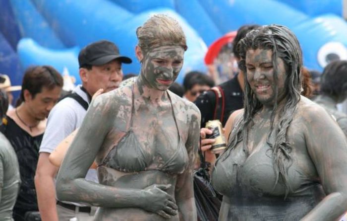 Gorgeous Girls Get Down And Dirty At The Korean Mud Festival (29 pics)