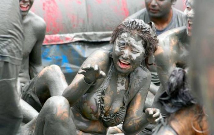 Gorgeous Girls Get Down And Dirty At The Korean Mud Festival (29 pics)