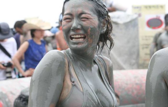 Gorgeous Girls Get Down And Dirty At The Korean Mud Festival (29 pics)