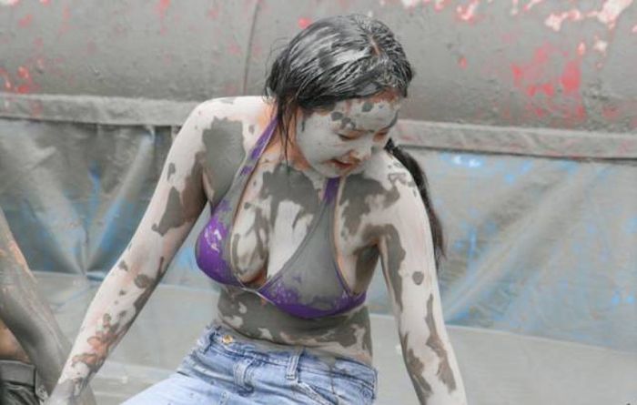 Gorgeous Girls Get Down And Dirty At The Korean Mud Festival (29 pics)