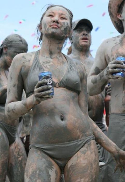 Gorgeous Girls Get Down And Dirty At The Korean Mud Festival (29 pics)