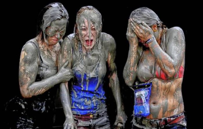 Gorgeous Girls Get Down And Dirty At The Korean Mud Festival (29 pics)