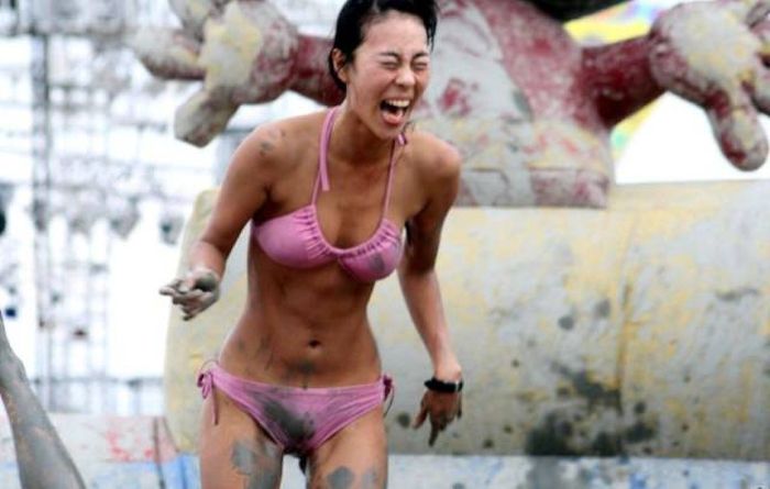 Gorgeous Girls Get Down And Dirty At The Korean Mud Festival (29 pics)