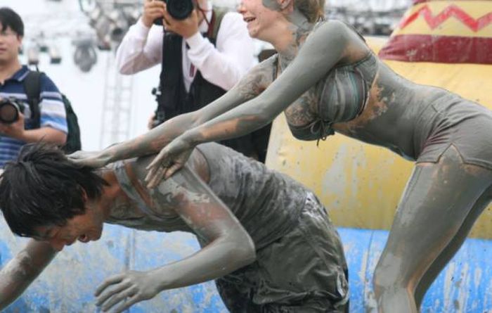 Gorgeous Girls Get Down And Dirty At The Korean Mud Festival (29 pics)