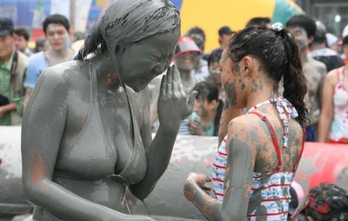 Gorgeous Girls Get Down And Dirty At The Korean Mud Festival (29 pics)