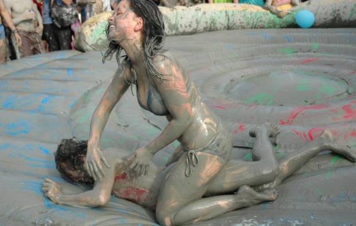 Gorgeous Girls Get Down And Dirty At The Korean Mud Festival (29 pics)