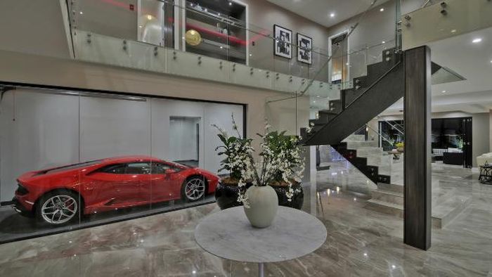 This Might Just Be The Flashiest Bachelor Pad Ever (4 pics)