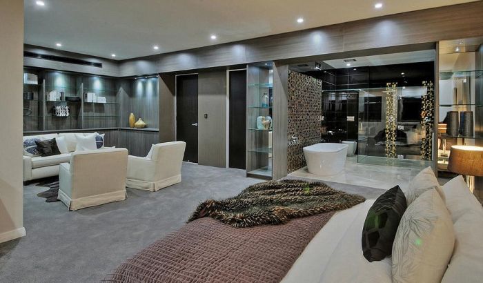This Might Just Be The Flashiest Bachelor Pad Ever (4 pics)