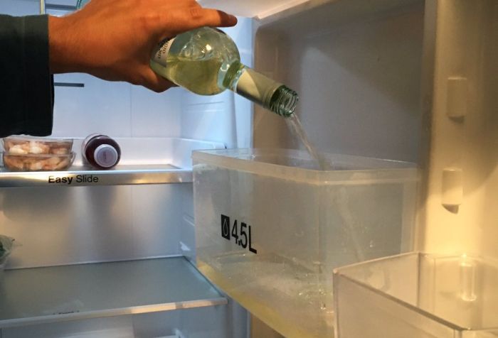 The Correct Way To Use The Water Dispenser On Your Fridge (2 pics)
