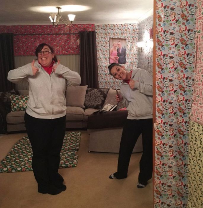 Family Transforms Happy Couple's Home Into A Giant Christmas Gift (9 pics)